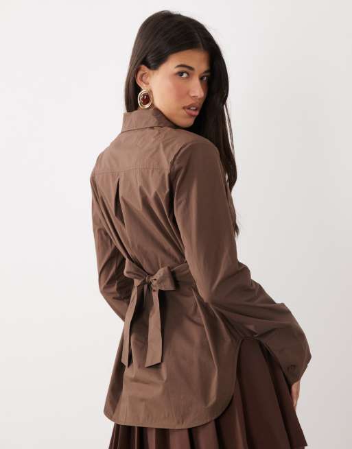 Esclusiva Kaiia - Camicia color cioccolato a righe con spalline imbottite, fiocco e schiena scoperta, 2 di 4