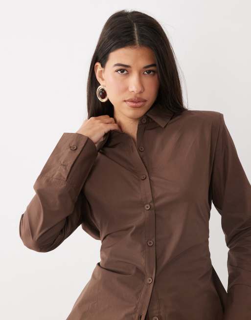 Esclusiva Kaiia - Camicia color cioccolato a righe con spalline imbottite, fiocco e schiena scoperta, 3 di 4