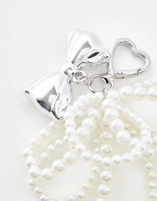 Esclusiva Kaiia - Charm per la borsa con fiocco cromato argentato, perle e moschettone a cuore, 2 di 3