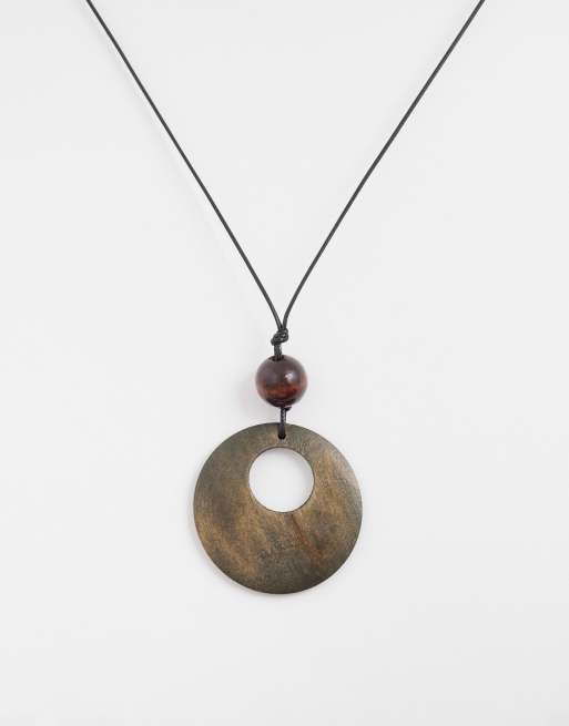 Esclusiva Kaiia - Collana a cordoncino in pelle color oliva con ciondolo