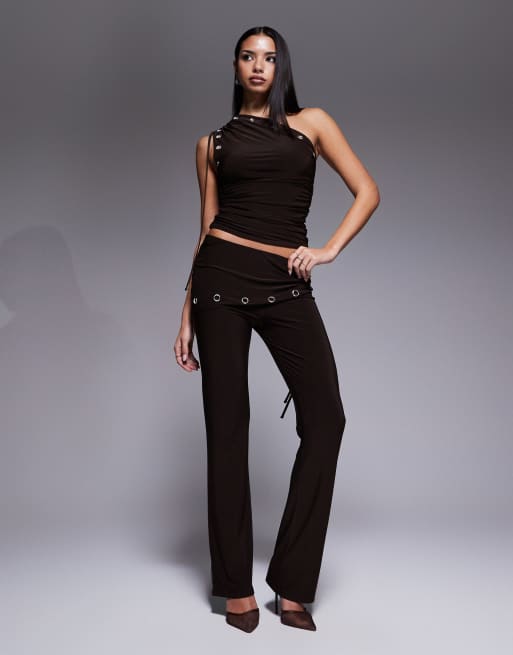 Esclusiva Kaiia - Coordinato color cioccolato con pantaloni e top monospalla aderente a doppio strato con occhielli e dettaglio arricciato