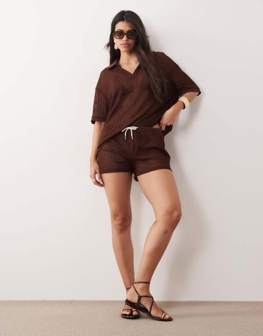 Esclusiva Kaiia - Coordinato color cioccolato con polo oversize con colletto all'uncinetto e pantaloncini