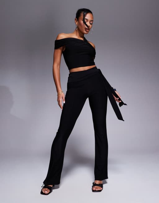 Esclusiva Kaiia - Coordinato composto da pantaloni e top monospalla sinuoso e asimmetrico nero con dettaglio in metallo dorato