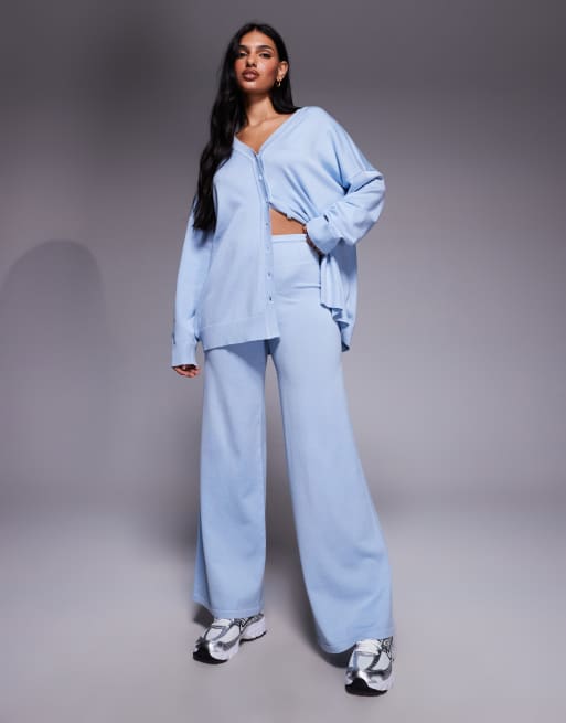 Esclusiva Kaiia - Coordinato con cardigan taglio lungo con scollo a V e bottoni sul davanti e pantaloni in maglia color azzurro tenue