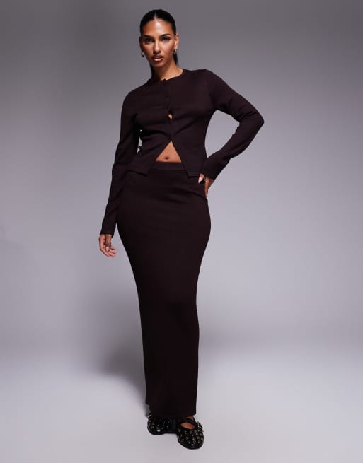 Esclusiva Kaiia - Coordinato con gonna lunga e cardigan a maniche lunghe color cioccolato con bottoni e spacco sul davanti