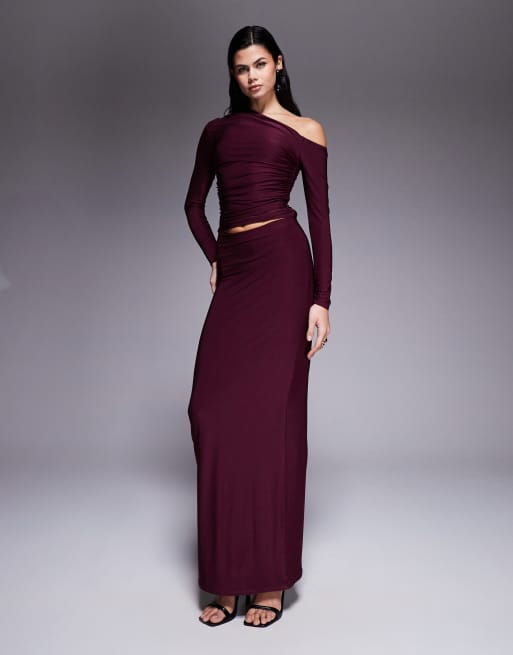 Esclusiva Kaiia - Coordinato con gonna lunga e top a maniche lunghe sinuoso a doppio strato color ciliegia scuro con spalla scoperta