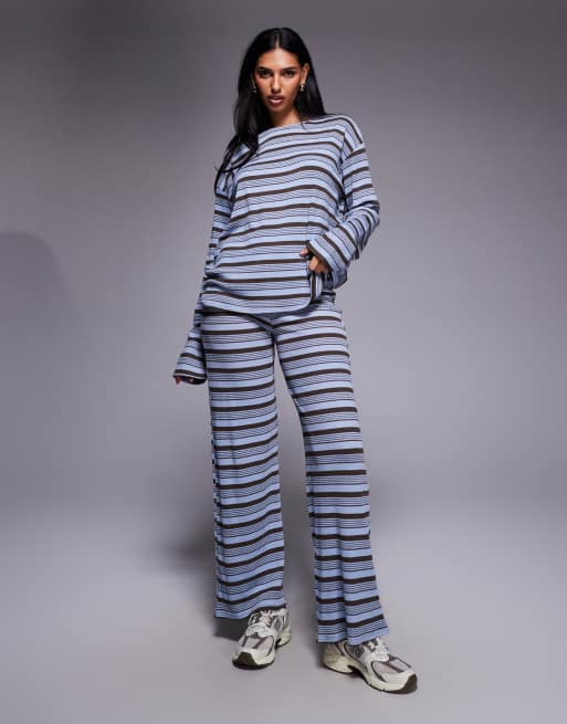 Esclusiva Kaiia - Coordinato in maglia a coste blu e color cioccolato a righe composto da pantaloni a fondo ampio, maglietta a maniche lunghe e cardigan