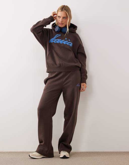 Esclusiva Kaiia - Coordinato in pile borg di misto cotone color cioccolato e blu con joggers a fondo ampio e felpa con cappuccio oversize con logo