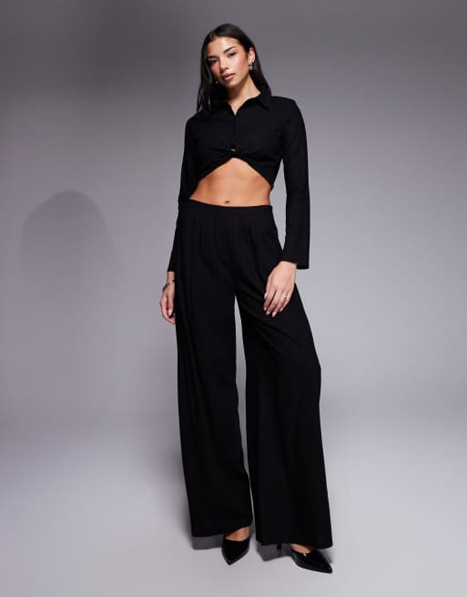 Esclusiva Kaiia - Coordinato nero con camicia a maniche lunghe corta strutturata in misto cotone con dettaglio sulle spalle e pantaloni a zampa a vita alta