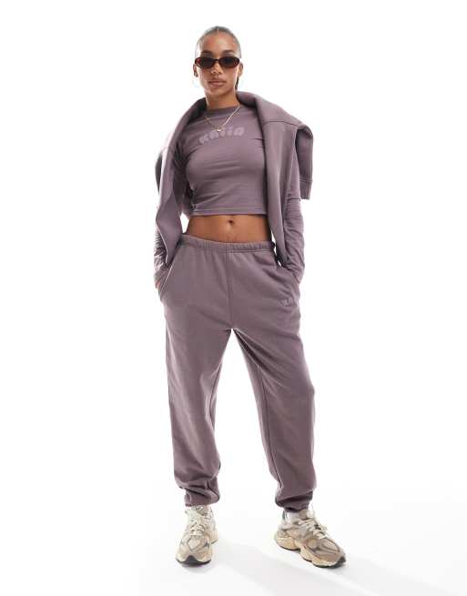 Esclusiva Kaiia - Crop top a maniche lunghe viola con logo stile fumetto in coordinato  , 3 di 4