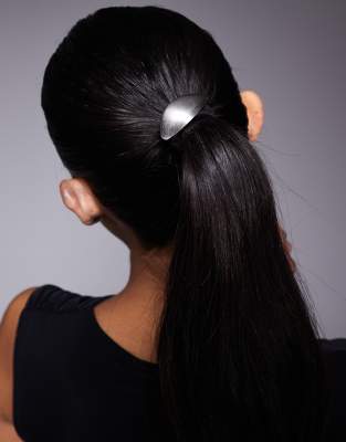 Esclusiva Kaiia - Elastico per capelli con dettaglio in metallo argento opaco 