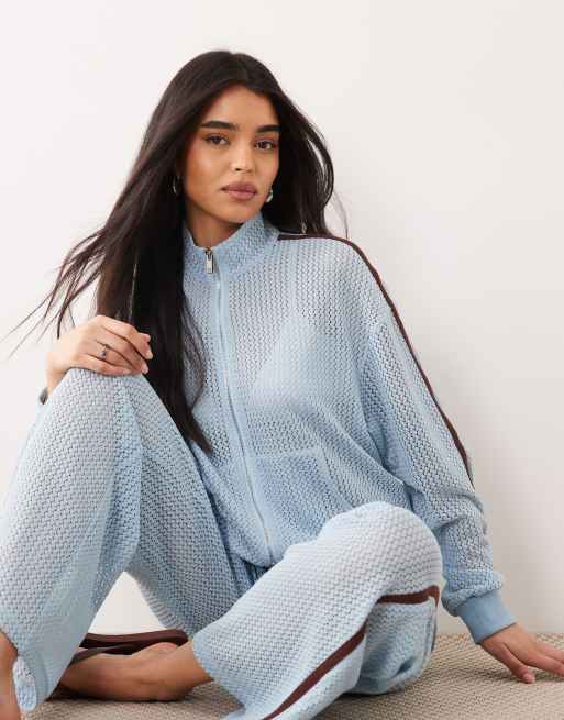 Esclusiva Kaiia - Coordinato all'uncinetto con giacca sportiva con zip e pantaloni celeste e cioccolato con righe a contrasto, 3 di 3