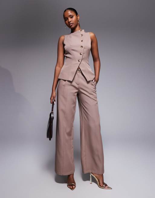 Esclusiva Kaiia - Gilet sartoriale asimmetrico con bottoni e pantaloni a fondo ampio color moka in coordinato