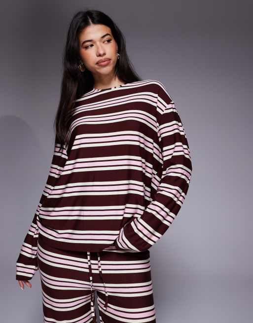 Esclusiva Kaiia - Coordinato ultra morbido bordeaux a righe rosa con top girocollo a maniche lunghe con bottoni e pantaloni, 2 di 4