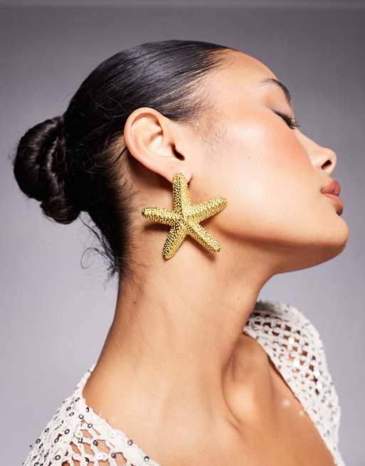 Esclusiva Kaiia - Orecchini a bottone color oro oversize a forma di stelle marine