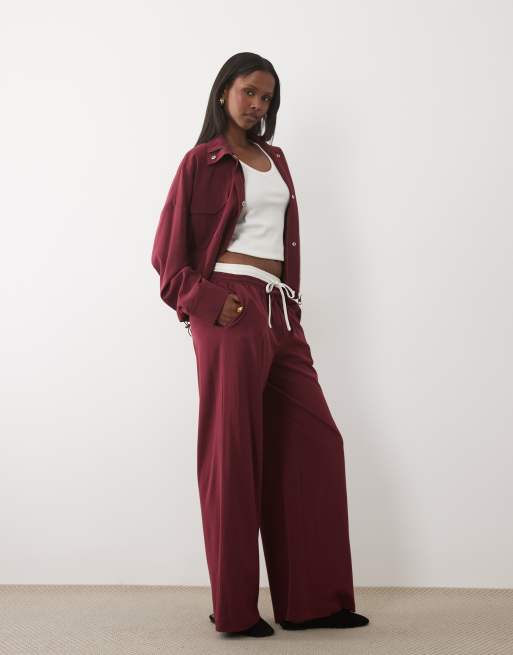 Esclusiva Kaiia - Coordinato bordeaux con giacca bomber stretta in vita con collo a imbuto e pantaloni con tasche, 2 di 3