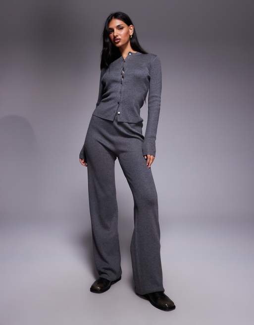 Esclusiva Kaiia - Coordinato con cardigan con bottoni e pantaloni a fondo ampio in maglia sottile color antracite, 3 di 3