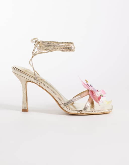 Esclusiva Kaiia - Sandali con tacco a spillo color oro con cinturini e orchidea con strass anni '00
