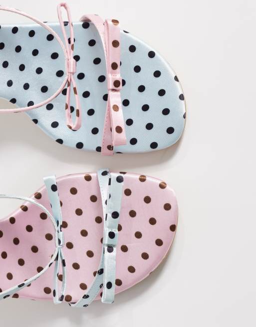 Esclusiva Kaiia - Scarpe con tacchetti a spillo blu e rosa confetto a pois con fiocco a contrasto, 4 di 4