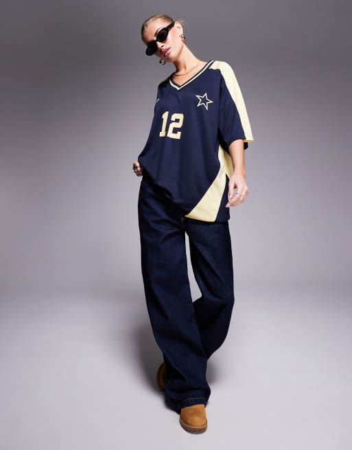 Esclusiva Kaiia - Sport - Maglia stile calcio oversize blu navy e gialla con scollo a V in coordinato , 3 di 4