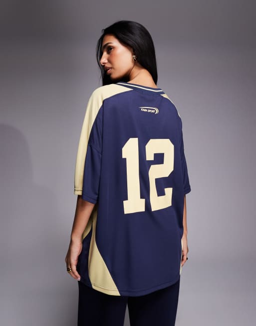 Esclusiva Kaiia - Sport - Maglia stile calcio oversize blu navy e gialla con scollo a V in coordinato, 2 di 4