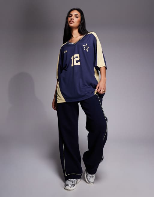 Esclusiva Kaiia - Sport - Maglia stile calcio oversize blu navy e gialla con scollo a V in coordinato, 3 di 4