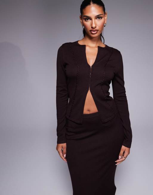 Esclusiva Kaiia - Top in maglia a maniche lunghe marrone con spacco sul davanti e dettaglio con fibbia in coordinato