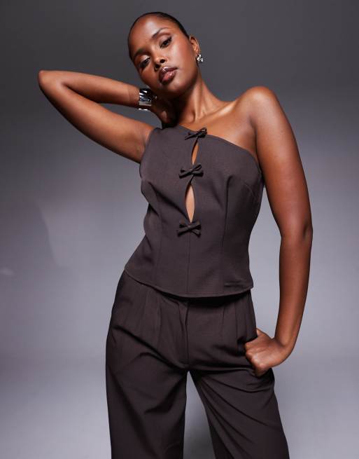 Esclusiva Kaiia - Top monospalla color marrone cioccolato con cut-out e fiocchi in coordinato