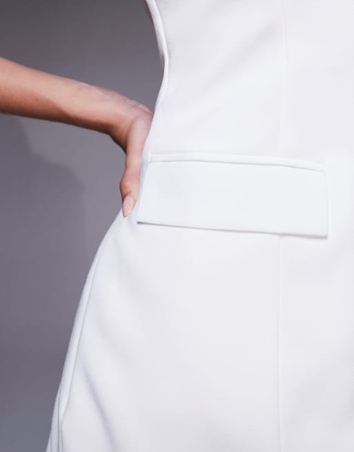 Esclusiva Kaiia - Vestito corto bianco sartoriale con maniche ad aletta, tasche e scollo a V  , 3 di 4
