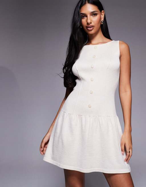 Esclusiva Kaiia - Vestito skater corto color panna senza maniche in maglia con scollo ampio e bottoni