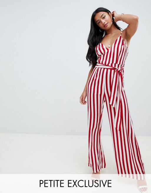 Esclusiva Missguided Petite - Tuta jumpsuit con fondo ampio e allacciatura in vita a righe rosse