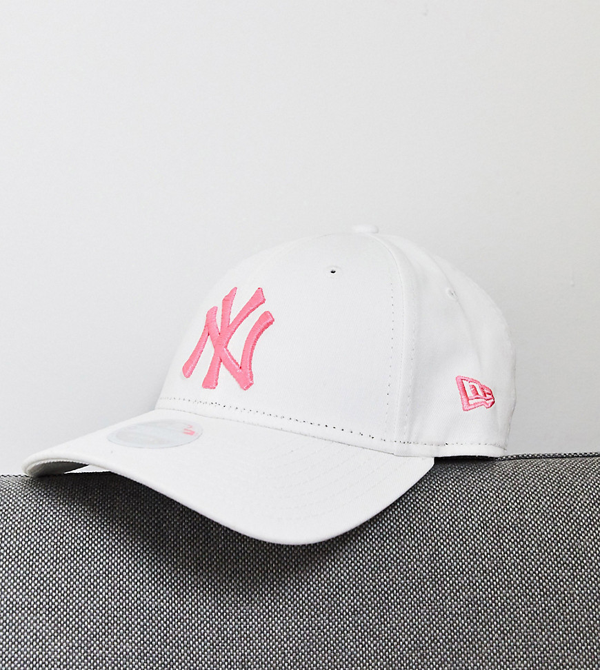 Esclusiva New Era - 9Forty - Cappello con visiera bianco con scritta NY rosa fluo