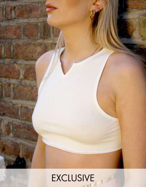 Esclusiva Noisy May - Canotta corta bianca con intaglio sul collo