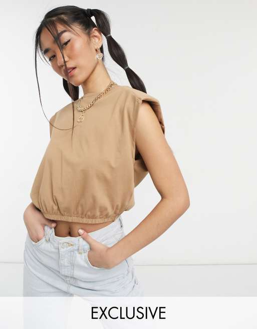 Esclusiva Noisy May - Crop top nero con spalline imbottite color cammello