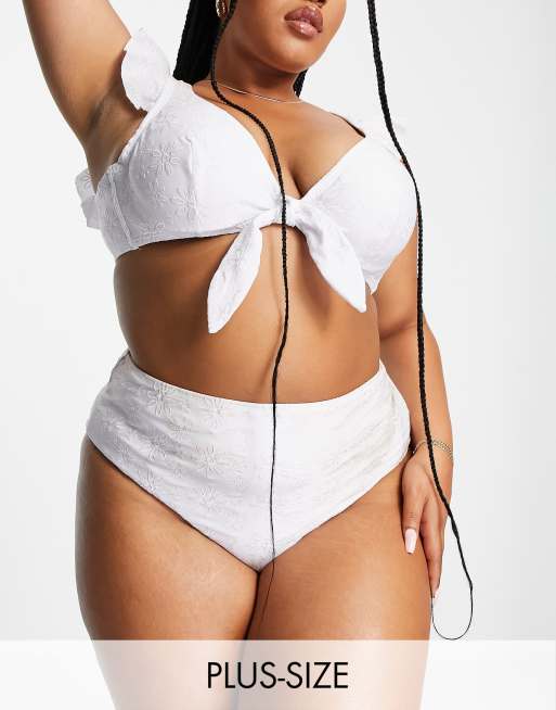 Esclusiva Peek & Beau Curve - Slip bikini a vita alta in pizzo sangallo, colore bianco