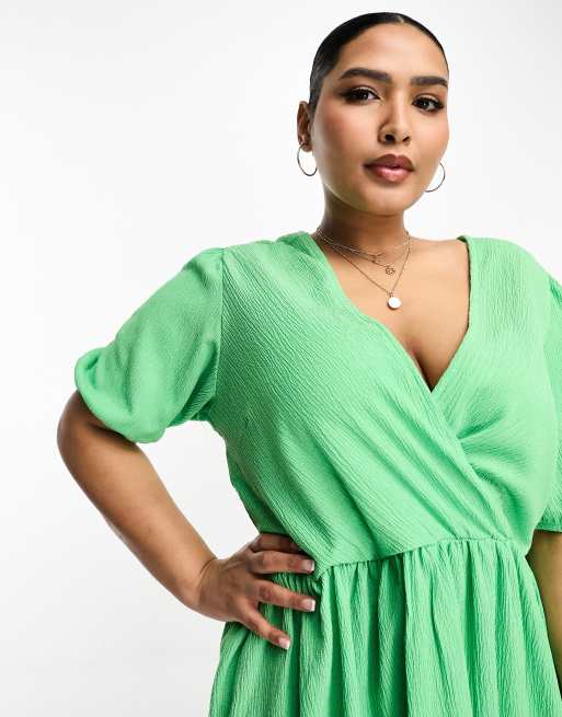 Esclusiva Pieces Curve - Vestito grembiule corto verde acceso testurizzato con scollo a V, 3 di 4