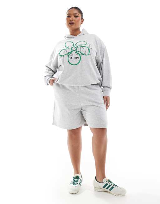 Esclusiva Renee Studio Plus - Felpa grigia oversize con cappuccio e logo con fiore ricamato in coordinato   , 3 di 4
