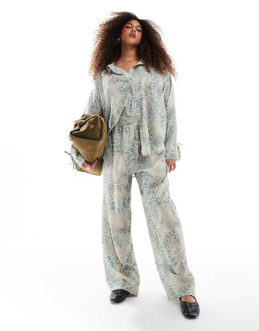 Esclusiva Renee Studio Plus - Pantaloni con fondo ampio in raso animalier con coulisse in vita in coordinato  
