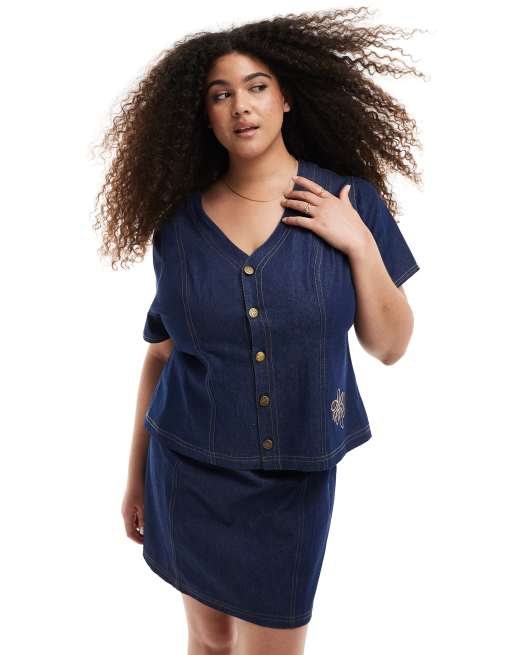 Esclusiva Renee Studio Plus - Top a maniche corte con bottoni frontali in denim lavaggio blu scuro in coordinato  