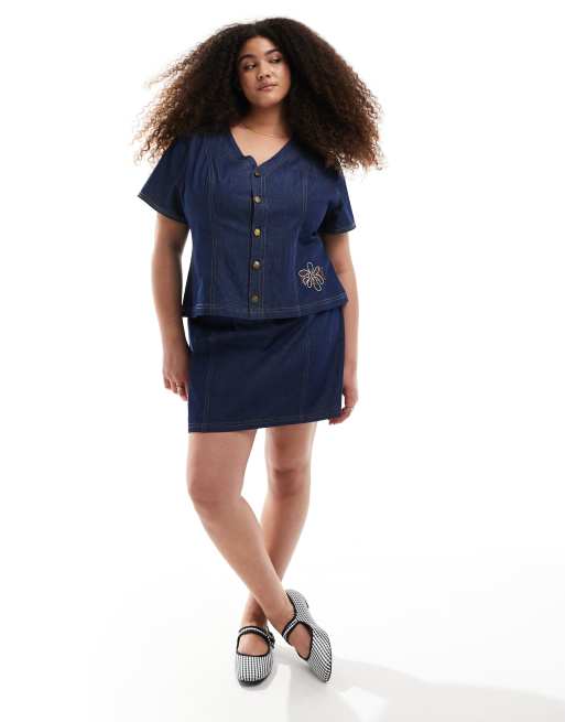 Esclusiva Renee Studio - Top a maniche corte con bottoni frontali e minigonna di jeans blu lavaggio scuro in coordinato