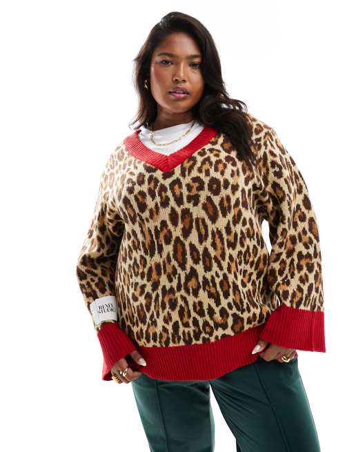 Esclusiva Renee Studio x Holly Wynne Maglione taglio lungo leopardato con scollo a V e bordi a contrasto ASOS