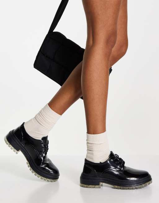 Esclusiva Schuh - Laguna - Scarpe basse in vernice nera stringate con suola spessa trasparente, 3 di 4