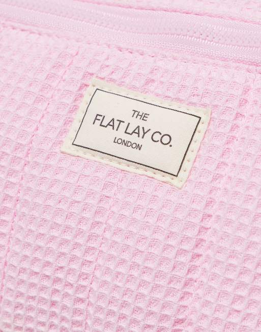 Esclusiva The Flat Lay Co. x ASOS - Marshmallow - Trousse per make-up in tessuto a nido d'ape rosa , 2 di 3