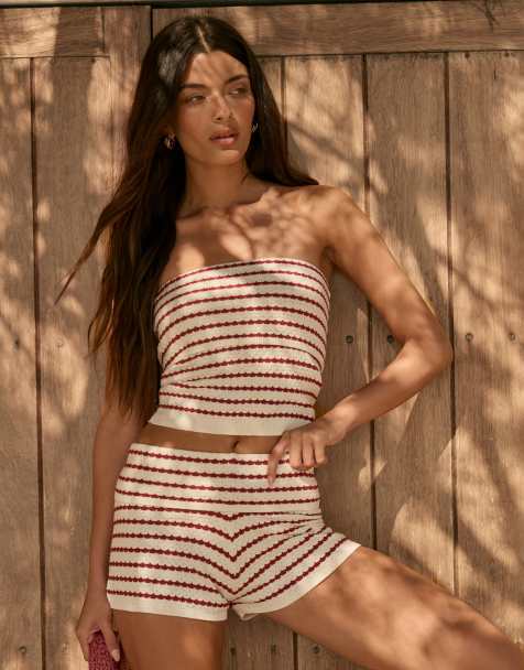Esclusiva The Frolic - Coordinato all'uncinetto a righe bianche e rosse con pantaloncini e crop top con fascia con risvolto - view 1