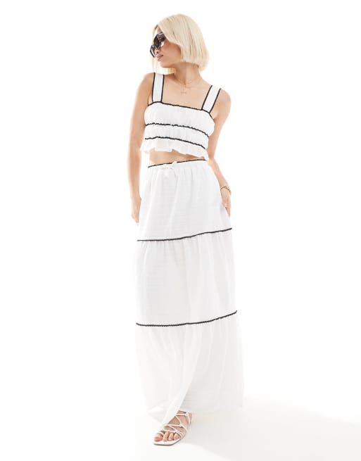 Esclusiva The Frolic - Coordinato da spiaggia con top arricciato e gonna lunga bianco con dettagli neri a contrasto