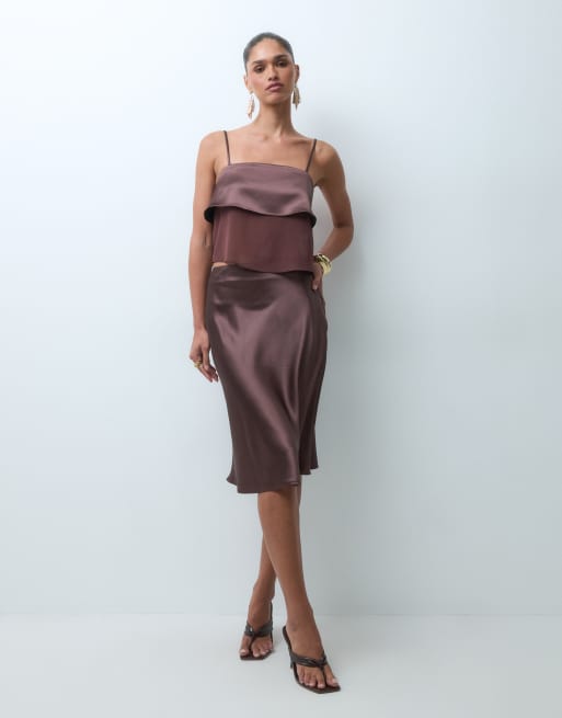Esclusiva The Frolic - Coordinato in raso e chiffon color cioccolato con canottiera e gonna midi con volant, 1 di 3