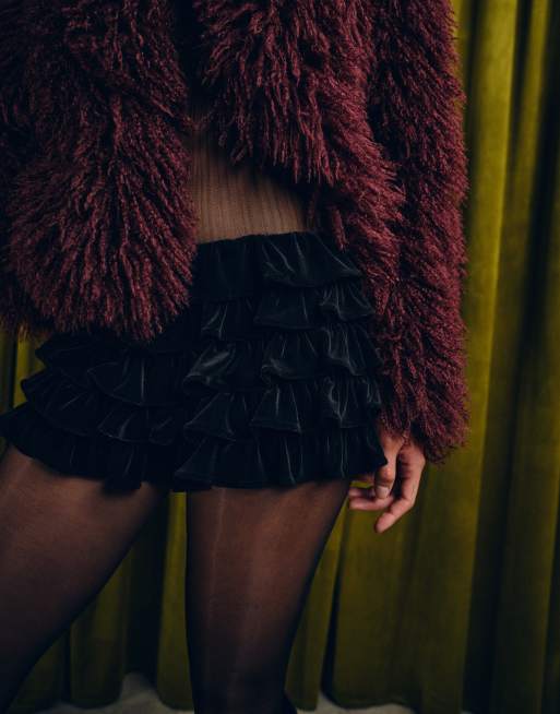 Esclusiva The Frolic - Coordinato nero in velluto con top con scollo quadrato e pantaloncini a palloncino, 3 di 3
