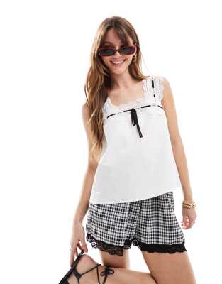 Esclusiva The Frolic - Top a punto smock bianco con finiture in pizzo e fiocco a contrasto - view 1
