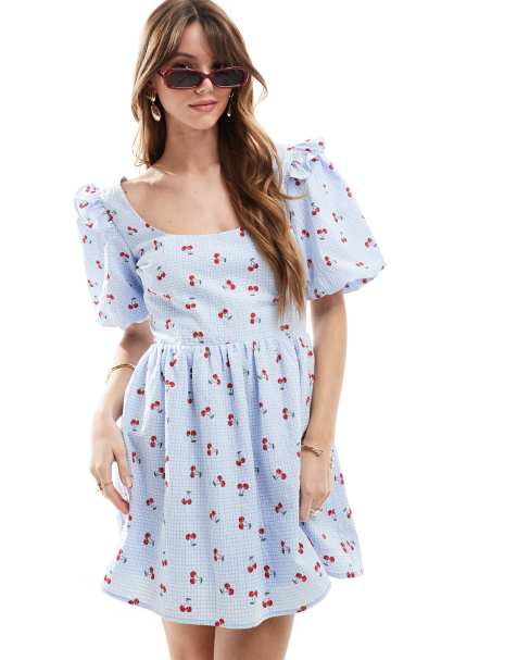 Esclusiva The Frolic - Vestito babydoll corto in seersucker arricciato blu a quadri con volant, stampa di ciliegie e maniche a sbuffo - view 1