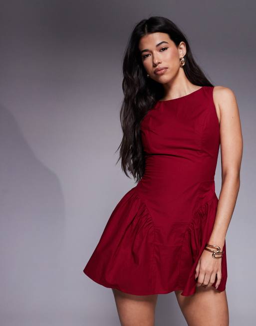 Esclusiva The Frolic - Vestito corto senza maniche bordeaux in bengalina con scollo a barchetta e pieghe sui fianchi